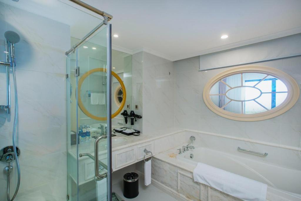 Vinoasis Phu Quoc Hotel Биен Хоа Екстериор снимка